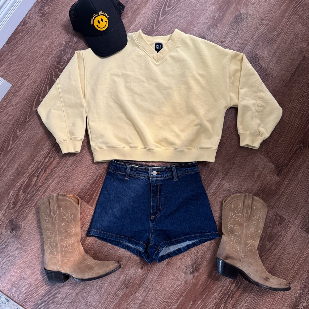 Butter yellow vneck sweatshirt GAP size medium
